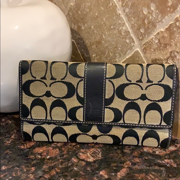 Coach Handbags - Coach wallet 😍